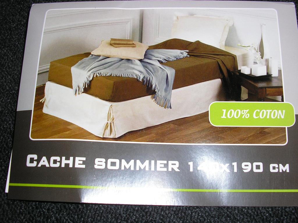 CACHE SOMMIER DE DIMENSIONS 140x190 CM CONFECTIONNÉ EN TISSU 100% COTON.IL PRÉSENTE DES LIENS A NOUER SUR LES DEUX BORDS AVANT APPORTANT UNE NOTE DÉCORATIVE AU SOMMIER. LE POURTOUR DU CACHE SOMMIER EST ARRÊTÉ PAR UN LÉGER OURLET.

LE CACHE SOMMIER EST PRÉSENTÉ POUR LA VENTE AU DÉTAIL SOUS EMBALLAGE PLASTIQUE.