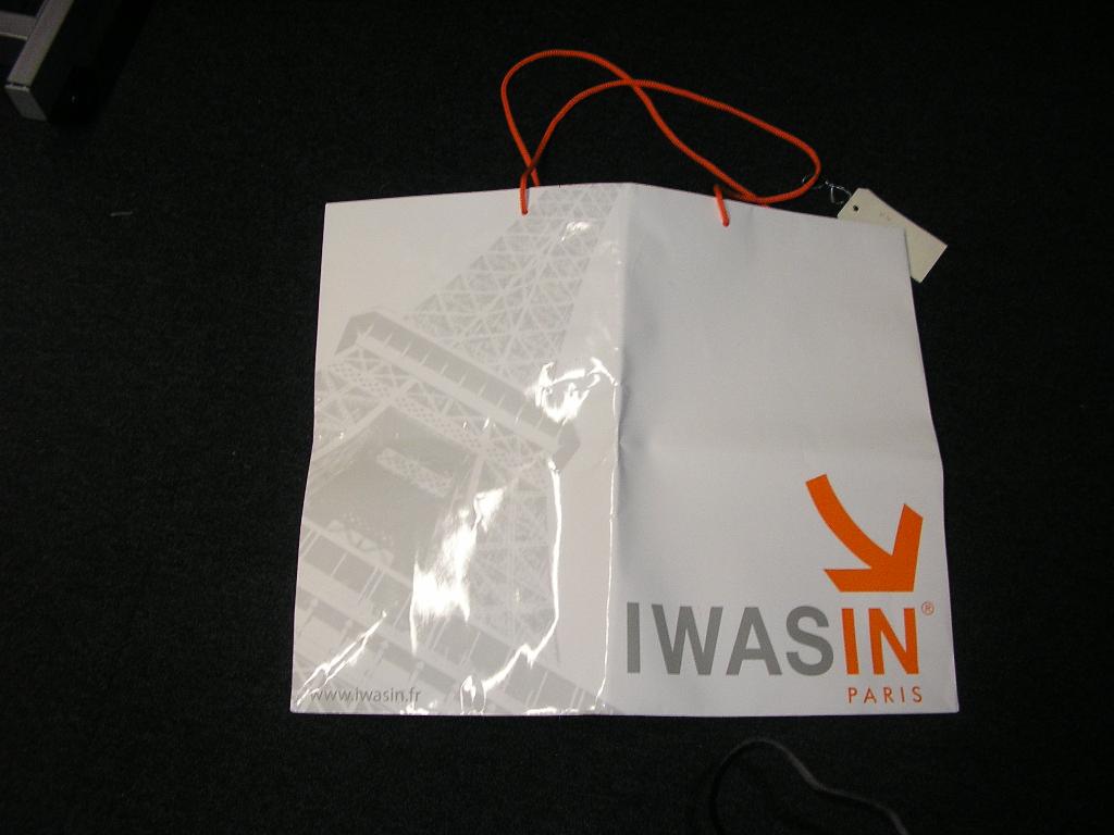 SAC D'EMBALLAGE EN PAPIER RECOUVERT D'UNE FINE PELLICULE DE MATIÈRE PLASTIQUE.IL COMPORTE DEUX ANSES (CORDONS TEXTILE POLYESTER)COULISSANT DANS LA PARTIE SUPÉRIEURE MAIS PAS DE SYSTÈME DE FERMETURE. UN LOGO DE MARQUE EST IMPRIMÉ DE PART ET D'AUTRE DU SAC.

DIMENSIONS:55X45X15 CM