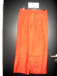 VETEMENT DESTINE A RECOUVRIR LA PARTIE INFERIEURE DU CORPS, GENRE PANTALON, NON RECONNAISSABLE COMME ETANT POUR HOMMES OU POUR FEMMES, DE FORME AMPLE, CONFECTIONNE EN TISSU 100% SOIE, COMPORTANT UNE TAILLE ELASTIQUEE AVEC DES LIENS A NOUER SUR LE DEVANT, UNE OUVERTURE PARTIELLE (FAUSSE BRAGUETTE) AVEC DES PETITS BOUTONS DECORATIFS, LA BASE DES JAMBES SE TERMINE PAR UN LARGE OURLET.