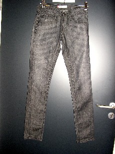 VETEMENT DESTINE A RECOUVRIR LA PARTIE INFERIEURE DU CORPS, GENRE PANTALON, STYLE JEAN, POUR GARCONS, CONFECTIONNE EN TISSU "DIT DENIM" 98% COTON ET 2% ELASTHANNE, COMPORTANT DES PASSANTS POUR CEINTURE A LA TAILLE, UNE BRAGUETTE AVEC UNE FERMETURE A GLISSIERE ET UN BOUTON SE FERMANT DE GAUCHE SUR DROITE, UNE POCHE COTE GAUCHE ET UNE DOUBLE POCHE COTE DROIT SUR LE DEVANT, LA BASE DES JAMBES SE TERMINE PAR UN OURLET.