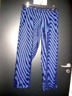 VETEMENT DESTINE A RECOUVRIR LA PARTIE INFERIEURE DU CORPS, GENRE PANTALON, POUR FEMMES, CONFECTIONNE EN TISSU MAJORITAIRE DE FIBRES ARTIFICIELLES (55% MODAL, 45% COTON), COMPORTANT UNE TAILLE ELASTIQUEE DANS LE DOS ET DES LIENS A NOUER SUR LE DEVANT AU MILIEU. LA BASE DES JAMBES SE TERMINE PAR UN OURLET.
