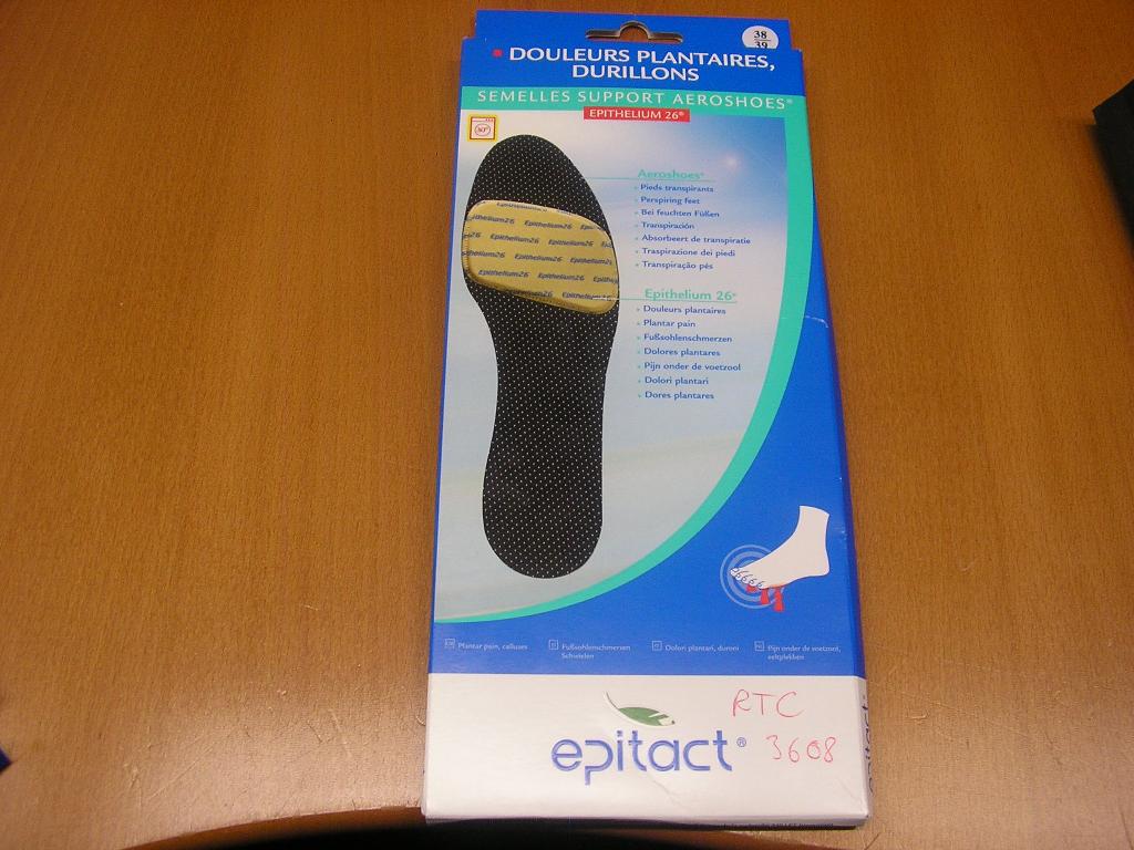 SEMELLES INTÉRIEURES AMOVIBLES,AUTRES QU'EN BOIS RECOUVERTES D'UNE ÉTOFFE DE BONNETERIE SUR LES DEUX FACES.
ELLES PRÉSENTENT CHACUNE UN COUSSINET DE GEL DE SILICONE (EPITHELIUM) A L'AVANT PIED QUI REPARTIT LES PRESSIONS ET SOULAGE LES DOULEURS DU CAPITON PLANTAIRE.

LA PAIRE DE SEMELLES EST PRÉSENTÉE SOUS EMBALLAGE CARTONNÉ POUR LA VENTE AU DÉTAIL ACCOMPAGNÉE D'UNE NOTICE.

POINTURE 38/39