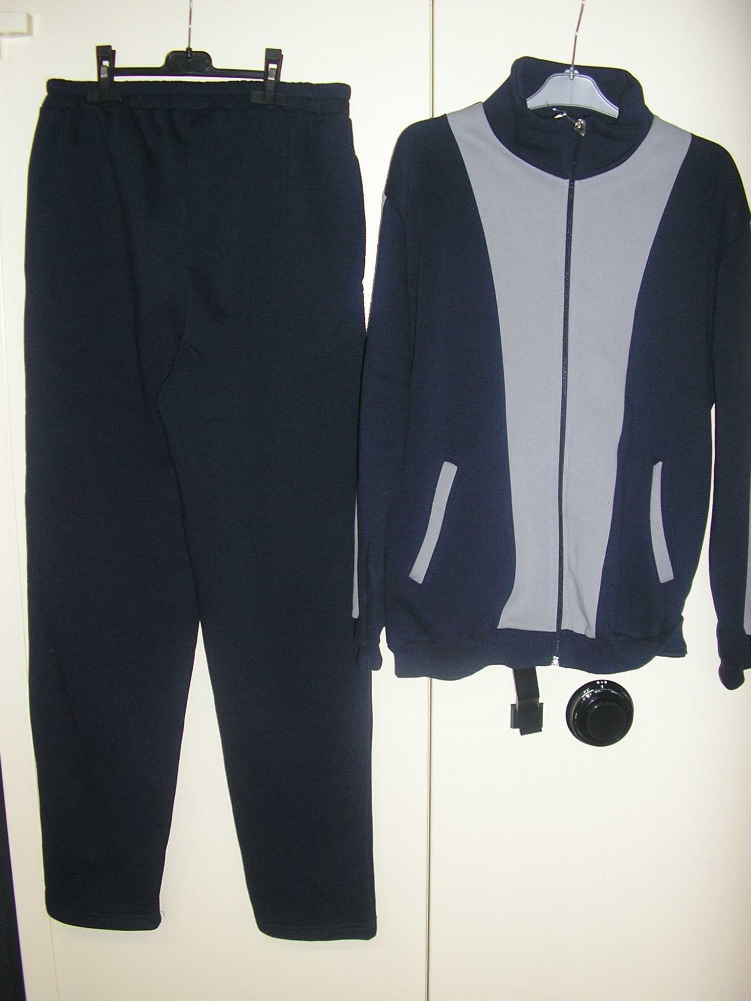 SURVÊTEMENT DE SPORT, EN ÉTOFFE DE BONNETERIE MAJORITAIRE DE FIBRES NATURELLES (70% COTON, 30% POLYESTER), COMPOSÉ DE DEUX PIÈCES : 
- UN VÊTEMENT DESTINÉ A COUVRIR LA PARTIE SUPÉRIEURE DU CORPS JUSQU'AUX HANCHES, AVEC LA FACE INTERNE EN BONNETERIE GRATTÉE, AVEC UN COL MONTANT, AVEC DES MANCHES LONGUES, AVEC UNE OUVERTURE COMPLÈTE SUR LE DEVANT SE FERMANT AU MOYEN D'UNE FERMETURE A GLISSIÈRE ET UNE POCHE LATÉRALE DE CHAQUE COTÉ AU NIVEAU DE LA TAILLE. LA BASE ET L'EXTRÉMITÉ DES MANCHES SE TERMINENT PAR UN BORD-COTES. 
- UN PANTALON DE FACTURE LARGE, DESCENDANT JUSQU'AUX CHEVILLES, AVEC LA FACE INTERNE EN BONNETERIE GRATTÉE, NE COMPORTANT PAS D'OUVERTURE, AVEC UNE BANDE ÉLASTIQUE A LA TAILLE, ET UNE POCHE LATÉRALE DE CHAQUE COTÉ AU NIVEAU DES HANCHES. LE BAS DES JAMBES PRÉSENTE UN OURLET.