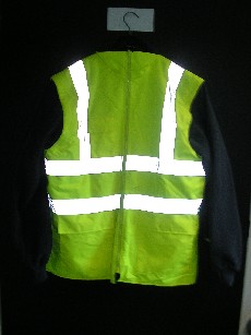VETEMENT DE SIGNALISATION, AVEC DES BANDES REFLECHISSANTES, GENRE MANTEAU D'UNE LONGUEUR DE 92 CM, POUR HOMMES, CONFECTIONNE EN TISSU 100% POLYESTER DE TYPE OXFORD D, AVEC UNE ENDUCTION DE POLYURETHANE VISIBLE A L'OEIL NU, COMPORTANT UNE DOUBLURE COMPLETE EN TISSU 100% POLYESTER, UNE CAPUCHE RABATTABLE DANS LE COL AVEC DES LIENS A NOUER, UN COL MONTANT, UNE OUVERTURE COMPLETE SUR LE DEVANT AVEC UNE FERMETURE A GLISSIERE, UNE PATTE DE PROTECTION AVEC DES BOUTONS-PRESSION SE FERMANT DE GAUCHE SUR DROITE, DES MANCHES LONGUES DONT LES EXTREMITES SONT REGLABLES PAR BOUTONS-PRESSION ET SE TERMINENT PAR UN OURLET, UNE GRANDE POCHE AVEC UN RABAT DE CHAQUE COTE DU VETEMENT, LA BASE DU VETEMENT SE TERMINE PAR UN OURLET.

CE VETEMENT EST ACOMPAGNE D'UN AUTRE VETEMENT FAISANT OFFICE D'ISOLATION INTERIEURE QUI FAIT L'OBJET D'UN CLASSEMENT SEPARE.