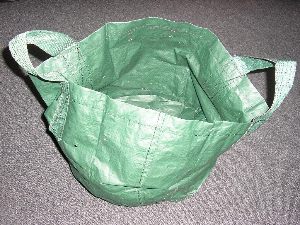 CONTENANT SOUPLE CONFECTIONNÉ EN LAMES DE POLYPROPYLÈNE, DE COLORIS VERT ET DE FORME RONDE, AVEC DES POIGNÉES DE TRANSPORT ET DES PETITS TROUS D'AÉRATION. CE SAC PEUT ÊTRE ÉQUIPÉ D'UN COUVERCLE ET D'UN CORDON DE SERRAGE.

CET ARTICLE EST DESTINÉ A UN USAGE SPÉCIFIQUE EN PÉPINIÈRES.