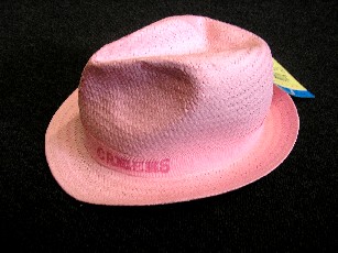 CHAPEAU, POUR ENFANT, DU GENRE BORSALINO, FABRIQUÉ AU MOYEN D'UNE CLOCHE À PARTIR DE BANDES DE PAILLE A PAPIER TRESSÉES, AVEC UN RUBAN COUSU COMPORTANT UNE INSCRIPTION.