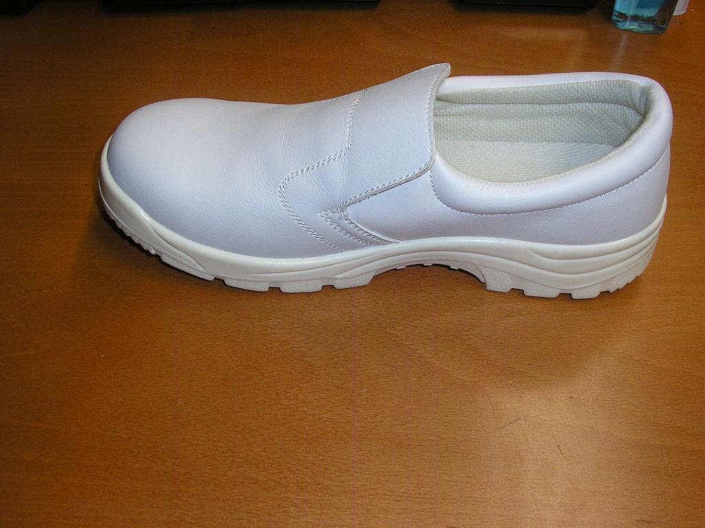CHAUSSURE BASSE DE TYPE MOCASSIN,IMPERMÉABLE A L'EAU,AVEC UNE COQUILLE DE PROTECTION EN ACIER,NON RECONNAISSABLE COMME ÉTANT POUR HOMME OU POUR FEMME,DONT LE DESSUS EST EN MATIÈRE PLASTIQUE DOUBLÉ DE MATIÈRE TEXTILE,AVEC UN ÉLASTIQUE DE MAINTIEN SOUS LA LANGUETTE. LA SEMELLE EXTÉRIEURE EST EN MATIÈRE PLASTIQUE ET PRÉSENTE DES SCULPTURES.

POINTURE 42