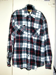 VETEMENT DESTINE A RECOUVRIR LA PARTIE SUPERIEURE DU CORPS, GENRE CHEMISE, POUR HOMMES, CONFECTIONNE EN BONNETERIE 100% POLYESTER GRATTEE SUR LES DEUX FACES, COMPORTANT UN COL, UNE OUVERTURE COMPLETE SUR LE DEVANT AU MILIEU LONGEE PAR UNE PATTE AVEC DES BOUTONS SE FERMANT DE GAUCHE SUR DROITE, DES MANCHES LONGUES DONT LES EXTREMITES SONT BOUTONNEES, UNE POCHE AVEC UN BOUTON DE CHAQUE COTE AU NIVEAU DE LA POITRINE, LA BASE SE TERMINE PAR UN OURLET.