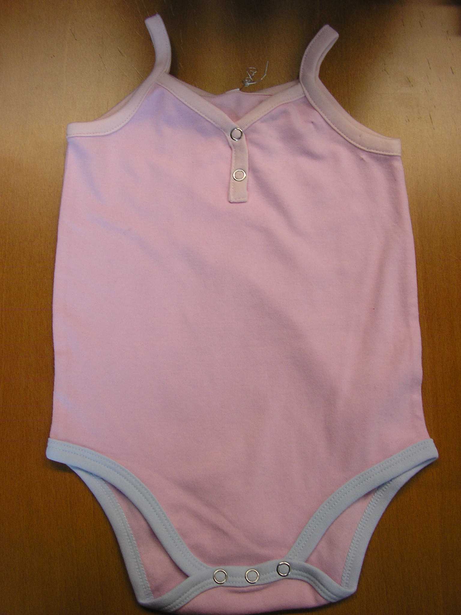 VÊTEMENT POUR ENFANT DESTINÉ A RECOUVRIR LE CORPS, GENRE BODY, EN ÉTOFFE DE BONNETERIE DE COTON, NON RECONNAISSABLE COMME ÉTANT POUR GARCONNET OU POUR FILLETTE, COMPORTANT DES FINES BRETELLES, UNE ENCOLURE EN V POURVUE DE DEUX BOUTONS-PRESSION DÉCORATIFS ET UNE OUVERTURE A L'ENTREJAMBE SE FERMANT AU MOYEN DE TROIS BOUTONS-PRESSION. LE BODY PRÉSENTE UN BIAIS EN BORDURE DE L'ENCOLURE, AUX EMMANCHURES AINSI QU'A LA BASE DU VÉTEMENT.

TAILLE : 36 MOIS