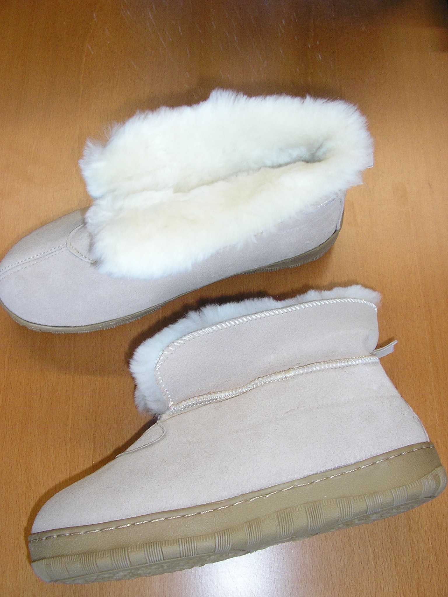 CHAUSSURE D'INTÉRIEUR, LEGEREMENT MONTANTE MAIS NE COUVRANT PAS LA CHEVILLE, ENTIÈREMENT FOURRÉE D'UNE PEAU DE MOUTON LAINÉE, AVEC UN DESSUS EN CUIR ASPECT DAIM CLAIR, AVEC UNE SEMELLE EXTÉRIEURE EN MATIÈRES SYNTHÉTIQUES ET UNE SEMELLE INTÉRIEURE AU MOINS ÉGALE A 24 CM.

TAILLE : 36
