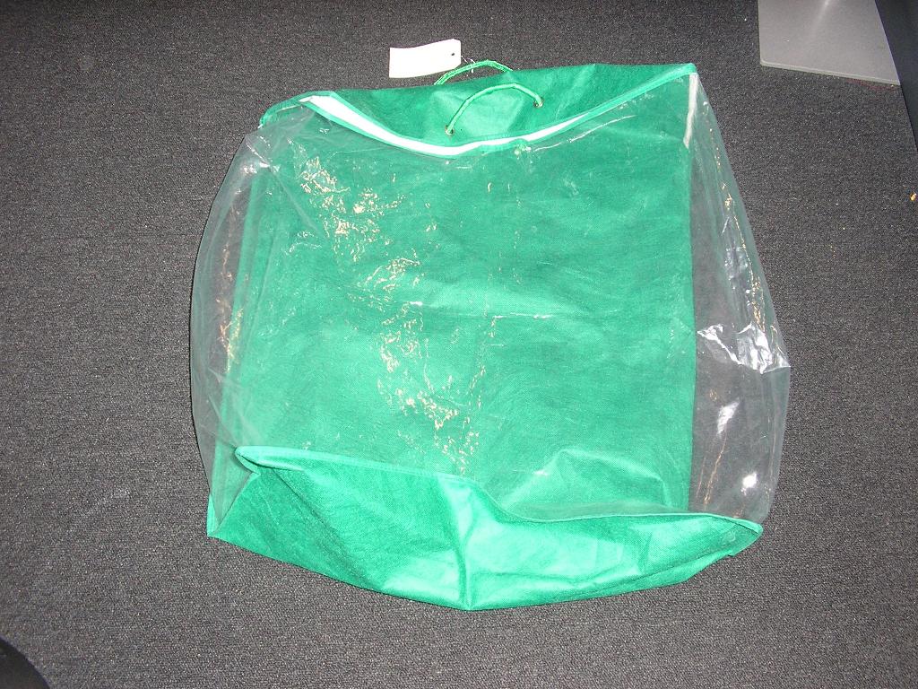 HOUSSE DE RANGEMENT ET D'EMBALLAGE POUR COUETTE ET OREILLER,DE FORME PARALLELEPIPEDIQUE, CONSTITUÉE DE TROIS FACES MAJORITAIRES EN SURFACE EN NONTISSÉ DE FIBRES SYNTHÉTIQUES (POLYPROPYLÈNE)ET DE TROIS FACES PLUS PETITES EN MATIÈRE PLASTIQUE TRANSPARENTE. CETTE HOUSSE COMPORTE DEUX POIGNÉES SUR LE DESSUS EN CORDELETTE ET UNE OUVERTURE SUR LE DESSUS SE FERMANT PAR FERMETURE A GLISSIÈRE.