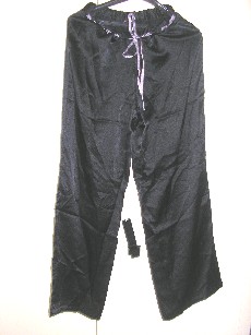 PANTALON POUR FEMMES, SANS OUVERTURE, CONFECTIONNE EN TISSU 100% SOIE DE FACTURE FLUIDE ET AMPLE, UNI, DESCENDANT JUSQU'AUX CHEVILLES EN ENVELOPPANT SÉPARÉMENT CHAQUE JAMBE, DONT LA TAILLE COMPORTE UN LIEN A NOUER SUR LE DEVANT, DE COULEUR CONTRASTEE ET UN DOS ELASTIQUEE, LA BASE EST OURLEE.     

TAILLE 40.