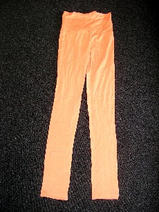 PANTALON CONFECTIONNÉ EN ÉTOFFE DE BONNETERIE 50% COTON, 50% MODAL, GENRE LEGGINGS, NON RECONNAISSABLE COMME ÉTANT POUR HOMME OU POUR FEMME, SANS OUVERTURE, DESCENDANT JUSQU'AUX CHEVILLES EN ENVELOPPANT SÉPARÉMENT CHAQUE JAMBE, AVEC UNE LARGE BANDE DE 16 CM ENVIRON A LA TAILLE. LA BASE DU PANTALON EST OURLÉE. 

TAILLE : 40