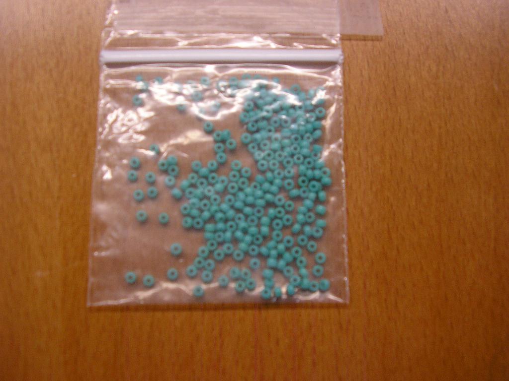 PERLES DE VERRE, TAILLÉES ET POLIES MÉCANIQUEMENT, SOUS LA FORME DE GRAINS PERCÉS ET ARRONDIS. CES PERLES SONT DESTINÉES A LA DÉCORATION OU A L'ORNEMENTATION.

LES ARTICLES SONT PRÉSENTÉS POUR LA VENTE AU DÉTAIL DANS UN ASSORTIMENT DE DIFFÉRENTES TAILLES ET DE DIFFÉRENTES COULEURS(ENVIRON 4 000 RÉFÉRENCES).