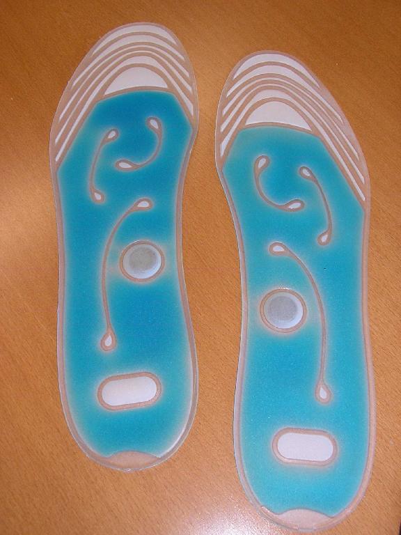 SEMELLES INTÉRIEURES AMOVIBLES, EN MATIÈRE PLASTIQUE TRANSPARENTE (POLYURÉTHANNE TERMOPLASTIQUE) SUR LES DEUX FACES. ELLES PRÉSENTENT CHACUNE DU GEL BLEU SUR TOUTE LA SURFACE DE LA VOUTE PLANTAIRE ET UN AIMANT EN FERRITE D'UNE RÉMANENCE DE 3800 GAUSS.

LA PAIRE DE SEMELLES MAGNÉTIQUES EST PRÉSENTÉE POUR LA VENTE AU DÉTAIL DANS UN EMBALLAGE CARTONNÉ.

TAILLE F: 35 A 39
TAILLE H: 39 A 45