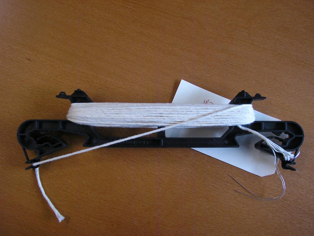 ARTICLE COMPOSITE, UTILISÉ DANS LE DOMAINE AGRICOLE, CONSTITUÉ DE DEUX ÉLÉMENTS :
- UNE CROCHET, FABRIQUÉ A PARTIR DE MATIÈRE PLASTIQUE (POLYPROPYLÈNE CO-POLYMÈRE). CETTE PIÈCE PERMET DE DISTRIBUER EFFICACEMENT LA FICELLE.
- DE LA FICELLE DE COTON, DE LONGUEUR VARIABLE (ENTRE 12 ET 24 MÈTRES), TITRANT 8 333 DÉCITEX, CONFECTIONNÉE A PARTIR DE FILS DE COTON TRESSÉS (FILS RETORDS ET FIBRES PEIGNÉES) RÉSISTANT A 15 KG DE TENSION.  

CE PRODUIT EST CONDITIONNÉ DANS UN CARTON (ENVIRON 240 PIÈCES) ET EST DESTINÉ A L'EXPORTATION.