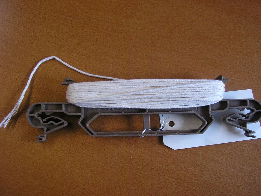 ARTICLE COMPOSITE, UTILISÉ DANS LE DOMAINE AGRICOLE, CONSTITUÉ DE DEUX ÉLÉMENTS :
- UNE CROCHET, FABRIQUÉ A PARTIR DE MATIÈRE BIODÉGRADABLE (ACIDE POLYLACTIQUE). CETTE PIÈCE PERMET DE DISTRIBUER EFFICACEMENT LA FICELLE.
- DE LA FICELLE DE COTON BIODÉGRADABLE, DE LONGUEUR VARIABLE (ENTRE 12 ET 24 MÈTRES), TITRANT 8 333 DÉCITEX, CONFECTIONNÉE A PARTIR DE FILS DE COTON TRESSÉS (FILS RETORDS ET FIBRES PEIGNÉES) RÉSISTANT A 15 KG DE TENSION.  

LE PRODUIT EST CONDITIONNÉ DANS UN CARTON (ENVIRON 240 PIÈCES) ET EST DESTINÉ A L'EXPORTATION.