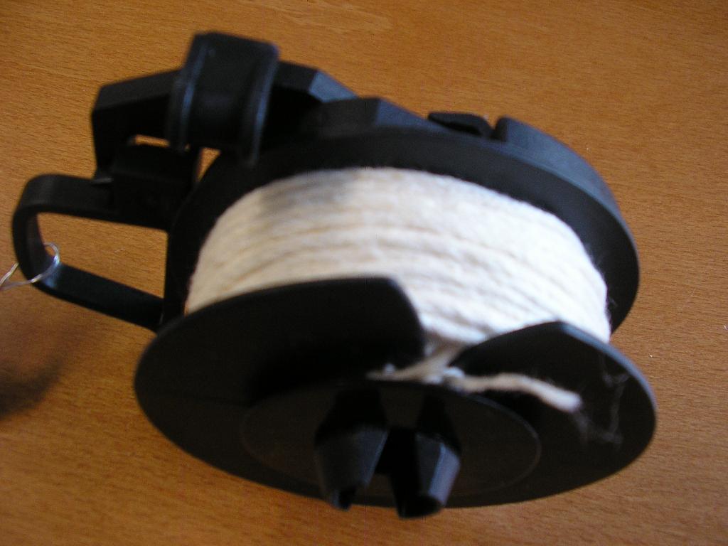 ARTICLE COMPOSITE, UTILISÉ DANS LE DOMAINE AGRICOLE, CONSTITUÉ DE TROIS ÉLÉMENTS :
- UN SUPPORT, FABRIQUÉ A PARTIR DE MATIÈRE PLASTIQUE (POLYPROPYLÈNE CO-POLYMÈRE).
- UNE BOBINE, FABRIQUÉE A PARTIR DE MATIÈRE PLASTIQUE (POLYPROPYLÈNE CO-POLYMÈRE). CETTE PIÈCE S'ACCROCHE DIRECTEMENT AU SUPPORT.
- DE LA FICELLE DE COTON DE LONGUEUR VARIABLE (ENTRE 12 ET 25 MÈTRES), TITRANT 8 333 DÉCITEX, CONFECTIONNÉE A PARTIR DE FILS DE COTON TRESSÉS (FILS RETORDS ET FIBRES PEIGNÉES) RÉSISTANT A 15 KG DE TENSION. 

L'ARTICLE EST CONDITIONNÉ DANS UN CARTON (ENVIRON 100 PIÈCES) ET EST DESTINÉ A L'EXPORTATION.