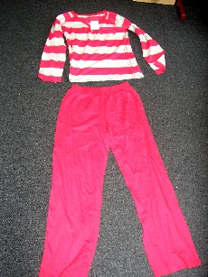 PYJAMA POUR FEMME, CONFECTIONNÉ EN ÉTOFFE DE BONNETERIE, 100% COTON, COMPOSÉ DE DEUX ELEMENTS :  

- UN VÊTEMENT DE TYPE T-SHIRT, BICOLORE, DESTINÉ À RECOUVRIR LA PARTIE SUPÉRIEURE DU CORPS, DESCENDANT JUSQU'AUX HANCHES, COMPORTANT DES MANCHES LONGUES, UNE ENCOLURE EN V, UNE OUVERTURE PARTIELLE, UNE FERMETURE DROITE SUR GAUCHE PAR BOUTONS ET UN OURLET A L'EXTREMITE DES MANCHES ET A LA BASE.  

- UN PANTALON UNI DESCENDANT JUSQU'AUX CHEVILLES, SANS OUVERTURE, COMPORTANT UNE BANDE ÉLASTIQUÉE À LA TAILLE ET UN OURLET À LA BASE.