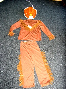 ENSEMBLE POUR DEGUISEMENT DE COW BOY, POUR GARCONNET, EN BONNETERIE 100% POLYESTER, COMPRENANT:   
- UN HAUT MUNI DE MANCHES LONGUES, D'UN COL, D'UNE OUVERTURE PARTIELLE, ET D'UNE BANDE DE FRANGES COUSUE SUR LES EPAULES, LA POITRINE ET A L'EXTREMITE DES MANCHES. LA BASE ET L'EXTREMITE DES MANCHES SONT OURLEES. 
- UN PANTALON SANS OUVERTURE, AVEC UNE TAILLE ELASTIQUEE,ET UNE BANDE DE FRANGES COUSUE DE CHAQUE COTE A LA VERTICALE.  

CET ENSEMBLE EST ACCOMPAGNE D'UN CHAPEAU DE COW BOY EN FEUTRE MUNI D'UN CORDON A NOUER SOUS LE MENTON ET D'UNE ETOILE DE SHERIF COLLEE.  

TAILLE 5/7 ANS