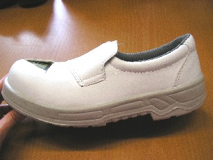 CHAUSSURE DE PROTECTION, GENRE MOCASSIN, NON RECONNAISSABLE COMME ETANT POUR HOMMES OU POUR FEMMES, NE COUVRANT PAS LA CHEVILLE, AVEC UN DESSUS EN MATIERE PLASTIQUE SUR UN SUPPORT DE FIBRES TEXTILES, UNE SEMELLE EXTERIEURE EN MATIERE PLASTIQUE ET UN EMBOUT DE PROTECTION EN ACIER.