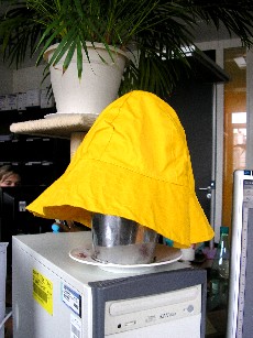 CHAPEAU, APPELE "SUROIT", CONFECTIONNE EN TISSU DE POLYESTER, RECOUVERT DE PVC (POLYCHLORURE DE VINYLE), AVEC UNE DOUBLURE COMPLETE.