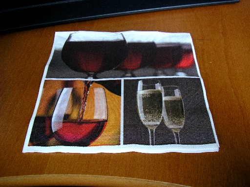 LOT DE 20 SERVIETTES EN PAPIER, (OUATE DE CELLULOSE), DE DIMENSION 33 CM X 33 CM, AVEC DES IMPRESSIONS.