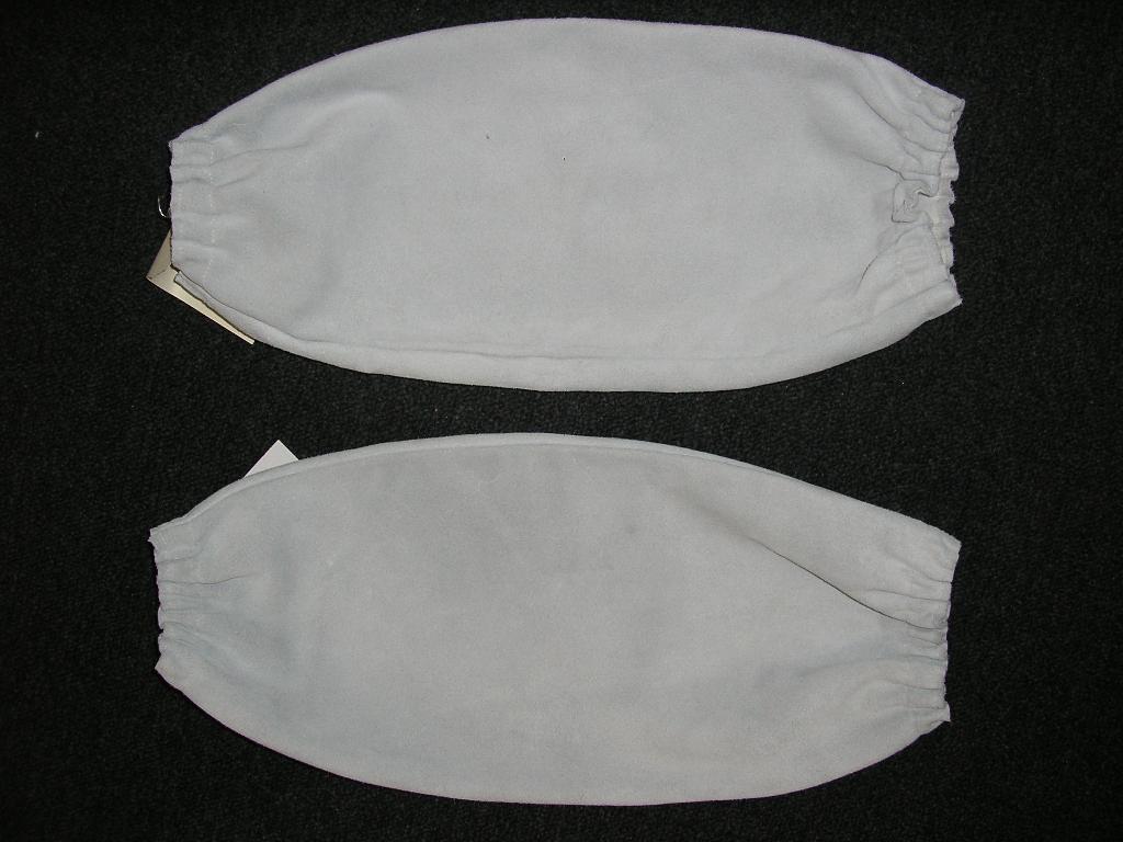 ACCESSOIRE DU VÊTEMENT SOUS LA FORME D’UNE PAIRE DE MANCHETTES DE PROTECTION, CONFECTIONNÉES A PARTIR DE CROUTE DE CUIR, COMPORTANT A CHAQUE EXTRÉMITÉ UNE BANDE ÉLASTIQUÉE COUSUE AU NIVEAU DU POIGNET ET DU COUDE. CET ACCESSOIRE EST DESTINÉ AU MÉTIER DE SOUDEUR.

DIMENSIONS : 40 CM