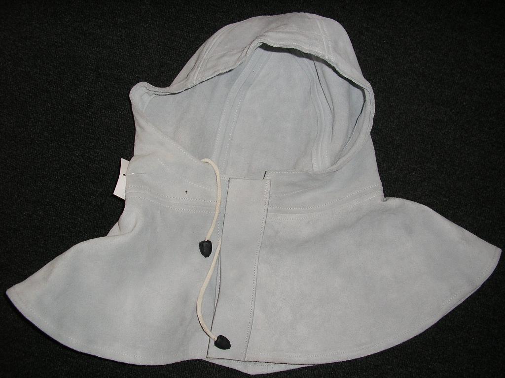 COIFFURE DE SÉCURITÉ, SOUS LA FORME D'UNE CAGOULE ENVELOPPANTE DESTINÉE AU MÉTIER DE SOUDEUR, CONFECTIONNÉE A PARTIR DE CROUTE DE CUIR, SANS VISIÈRE, RECOUVRANT LES ÉPAULES ET LE DESSUS DE LA POITRINE. LA CAGOULE PRÉSENTE UNE OUVERTURE COMPLÈTE SUR LE DEVANT SE FERMANT AU MOYEN DE BOUTONS-PRESSION DISSIMULÉS SOUS UNE PATTE DE PROTECTION ET COMPORTE UN LIEN SOUS TUNNEL AU NIVEAU DU COU A NOUER SUR LE DEVANT.