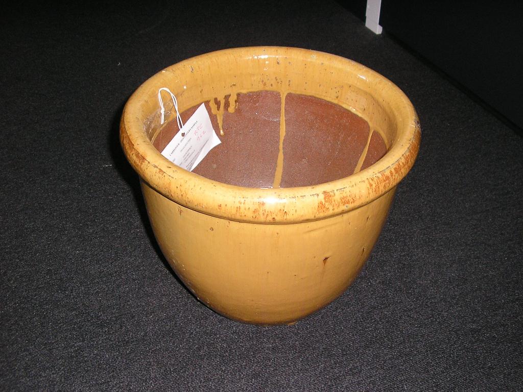 GRAND POT DE FLEURS,DE FORME RONDE,ÉMAILLÉ, FAIT DE TERRE CUITE (TERRE COMMUNE),DE COULEUR JAUNE OCRE BRILLANT A L'EXTERIEUR,MARRON FONCÉ A L'INTERIEUR ET ROUGE BRIQUE A l'INTÉRIEUR.IL POSSÈDE UN TROU DE DRAINAGE AU FOND EN SON CENTRE.

EPAISSEUR: 1.5 A 2 CM
HAUTEUR:25 CM