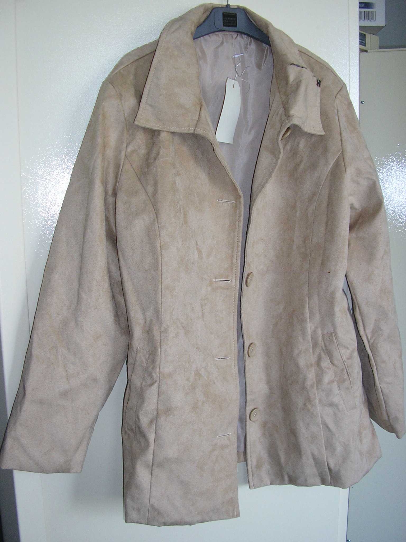VESTE POUR FEMME CONFECTIONNÉE EN TISSU DE POLYESTER, ASPECT DAIM, CONSTITUÉE DE DEUX PANNEAUX FRONTAUX ET D'UN PANNEAU DORSAL, DESCENDANT SUR LES HANCHES, AVEC UNE DOUBLURE EN TISSU DE POLYESTER, AVEC UNE OUVERTURE COMPLÈTE SUR LE DEVANT SE FERMANT DROITE SUR GAUCHE AU MOYEN DE BOUTONS, AVEC UN COL, AVEC DES MANCHES LONGUES, ET DEUX POCHES PLAQUÉES LATÉRALES AU NIVEAU DE LA TAILLE.