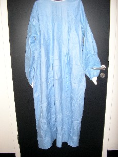 BLOUSE CHIRURGICALE, CONFECTIONNEE EN NONTISSE COMPOSE DE CELLULOSE POUR 55% ET DE POLYESTER 45%, D'UNE LONGUEUR DE 1.50 M, COMPORTANT UNE ENCOLURE BORDEE PAR UN BIAIS, UNE OUVERTURE COMPLETE DANS LE DOS AU MILIEU, DES MANCHES LONGUES DONT LES EXTREMITES SE TERMINENT PAR UN BORD COTE, UNE CEINTURE A NOUER AU NIVEAU DE LA TAILLE,