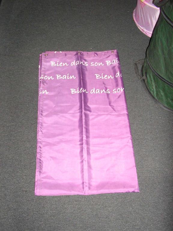 RIDEAU DE DOUCHE CONFECTIONNÉ EN TISSU 100% POLYESTER COMPORTANT 10 OEILLETS MÉTALLIQUES. IL COMPORTE DES MOTIFS DÉCORATIFS AINSI QUE L'INSCRIPTION "BIEN DANS SON BAIN". LA BASE DU RIDEAU EST LÉGÈREMENT OURLÉE.