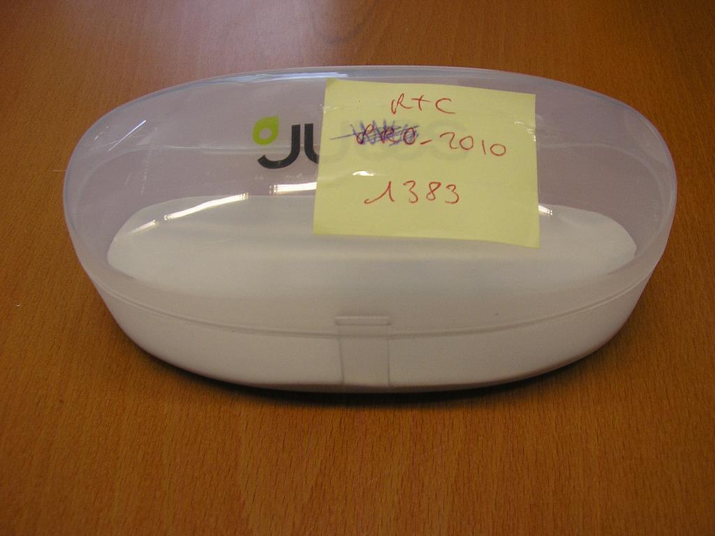 ETUI POUR LUNETTES FABRIQUÉ EN MATIÈRE PLASTIQUE MOULÉE, FERMÉ PAR UNE PETITE ENCOCHE SUR LE DEVANT.
IL COMPORTE UNE INSCRIPTION DE MARQUE SUR LE COUVERCLE AINSI QU'UN TAPIS DE PROTECTION A L'INTÉRIEUR.