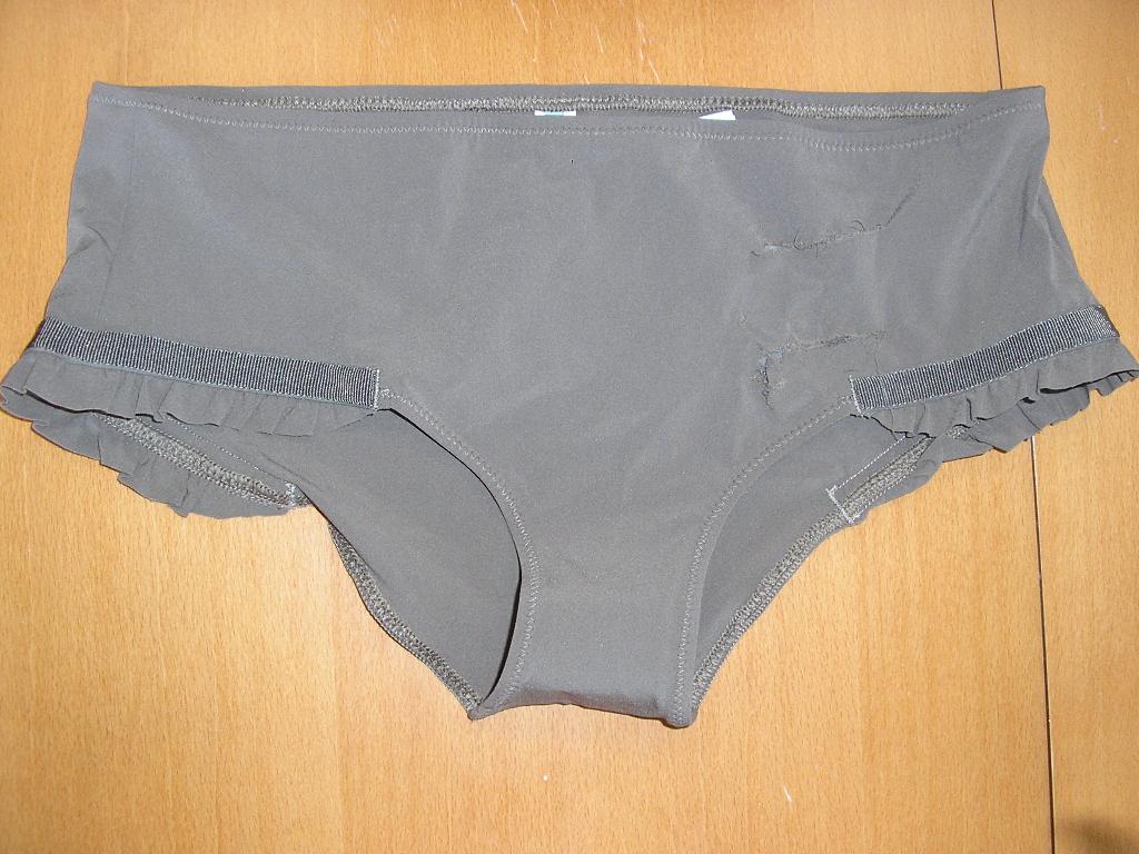 SLIP DE BAIN ÉCHANCRÉ, CONFECTIONNÉ EN TISSU DE FIBRES SYNTHÉTIQUES (78% POLYAMIDE, 22% ÉLASTHANE), COMPORTANT UN ÉLASTIQUE SUR TOUTE LA BORDURE ET AU NIVEAU DE LA BASE DES CUISSES. LE FOND DE L'ENTREJAMBE EST DOUBLÉ ET DES FRONCES DÉCORATIVES SONT PRÉSENTES AU NIVEAU EXTÉRIEUR DES CUISSES.