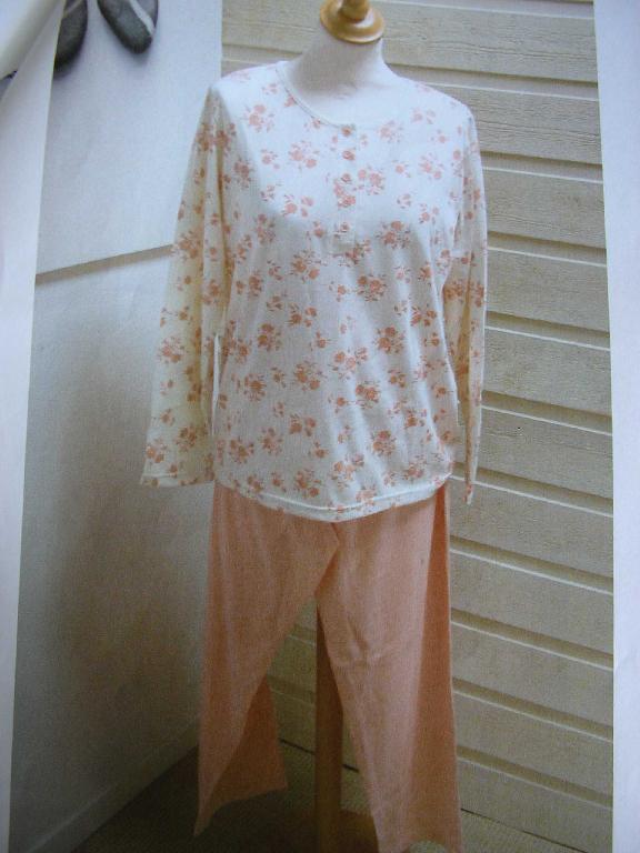 PYJAMA POUR FEMMES, COMPOSÉ DE DEUX VÊTEMENTS CONFECTIONNÉS EN ÉTOFFE DE BONNETERIE MAJORITAIRE DE FIBRES SYNTHÉTIQUES (65% POLYESTER, 35% COTON) :
- UN VÊTEMENT DESTINÉ A RECOUVRIR LA PARTIE SUPÉRIEURE DU CORPS ET DESCENDANT JUSQU'AUX HANCHES, AVEC DES MANCHES LONGUES DONT L'EXTRÉMITÉ SE TERMINE PAR UN OURLET, AVEC UNE ENCOLURE ARRRONDIE POURVUE D'UN BIAIS SUR TOUT LE POURTOUR, AVEC UNE FERMETURE PARTIELLE SUR LE DEVANT SE FERMANT DROITE SUR GAUCHE AU MOYEN DE PETITS BOUTONS ET UN OURLET A LA BASE DU VÊTEMENT.
- UN PANTALON DESCENDANT JUSQU'AUX CHEVILLES, ENVELOPPANT SÉPAREMMENT CHAQUE JAMBE, SANS OUVERTURE, ÉLASTIQUÉ A LA TAILLE, AVEC UN OURLET A LA BASE. 

CES DEUX VÊTEMENTS SONT DESTINÉS A ÊTRE VENDUS ENSEMBLE.
