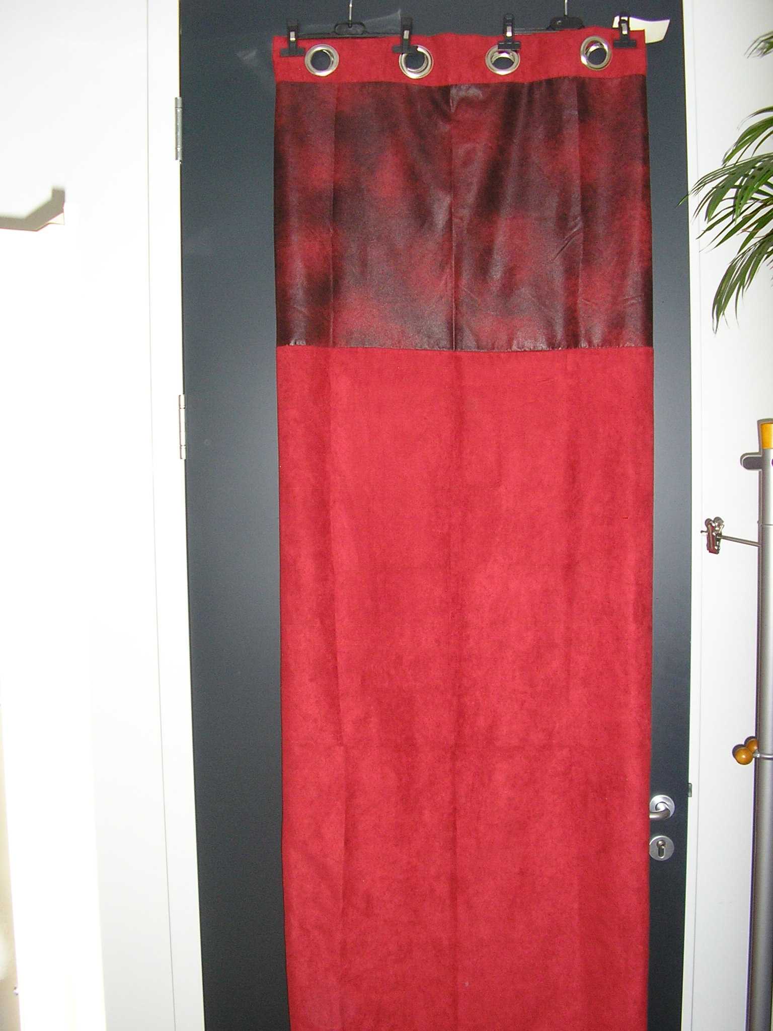 RIDEAU D'AMEUBLEMENT CONFECTIONNÉ MAJORITAIREMENT EN TISSU DE POLYESTER, ASPECT "PEAU DE PÊCHE", COMPORTANT HUIT ŒILLETS MÉTALLIQUES, AVEC IMITATION "CUIR VIEILLI" SUR LA PARTIE DU HAUT ET UN OURLET A LA BASE DU RIDEAU.
