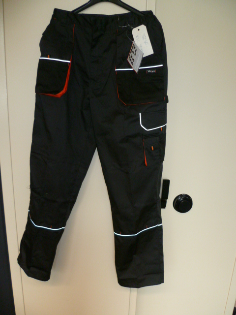 VETEMENT DE TRAVAIL, DU GENRE PANTALON, EN TISSU DE FIBRES SYNTHETIQUES MAJORITAIREMENT (65% POLYESTER, 35% COTON), COMPORTANT UNE TAILLE ELASTIQUEE SUR LES COTES, UNE OUVERTURE PARTIELLE MUNIE D'UNE FERMETURE A GLISSIERE ET D'UNE PATTE FERMANT GAUCHE SUR DROITE PAR BOUTON, DES MULTI-POCHES AU NIVEAU DES HANCHES ET A L'ARRIERE, DES POCHES SUR LES CUISSES, ET UN EMPLACEMENT AUX GENOUX POUR METTRE DES RENFORTS.