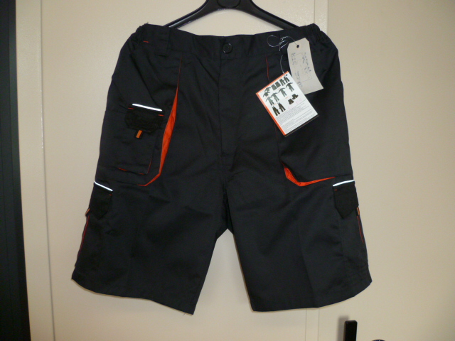 VETEMENT DESTINE A RECOUVRIR LA PARTIE INFERIEURE DU CORPS, DE TYPE BERMUDA (SHORT), CONFECTIONNE EN TISSU DE FIBRES SYNTHETIQUES MAJORITAIREMENT (65% POLYESTER, 35% COTON) DESCENDANT JUSQU'AU DESSUS DES GENOUX.  CE VETEMENT COMPORTE UNE TAILLE ELASTIQUEE SUR LES COTES, UNE OUVERTURE PARTIELLE SUR LE DEVANT MUNIE D'UNE FERMETURE A GLISSIERE, D'UNE PATTE FERMANT GAUCHE SUR DROITE PAR UN BOUTON, DES MULTI-POCHES AU NIVEAU DES HANCHES, DES POCHES SUR LES CUISSES ET DES POCHES ARRIERES.