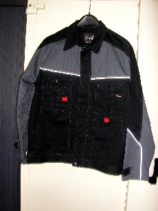 VETEMENT DESTINE A RECOUVRIR LA PARTIE SUPERIEURE DU CORPS, GENRE BLOUSON, CONFECTIONNE EN TISSU 65% COTON ET 35% POLYESTER, NON DOUBLE, COMPORTANT UN COL CHEMISIER, UNE OUVERTURE COMPLETE SUR LE DEVANT AU MILIEU AVEC UNE FERMETURE A GLISSIERE, UNE PATTE DE PROTECTION SE FERMANT DE GAUCHE SUR DROITE AVEC DES BANDES VELCRO ET DES BOUTON-PRESSIONS, DES MANCHES LONGUES DONT LES EXTREMITES SONT OURLEES ET REGLABLES PAR BOUTON-PRESSIONS, UNE POCHE A RABAT ET BOUTON-PRESSION AVEC PLUSIEURS COMPARTIMENTS DE CHAQUE COTE DE LA POITRINE, UNE GRANDE POCHE DE CHAQUE COTE DU VETEMENT, DEUX PLIS D'AISANCE DANS LE DOS, UNE PATTE DE SERRAGE AVEC DES BOUTON-PRESSIONS DE CHAQUE COTE DU DOS, UNE POCHE AVEC UNE BANDE VELCRO AU DOS, AVEC LOGO DE LA MARQUE APPOSE SUR LA POCHE POITRINE GAUCHE.