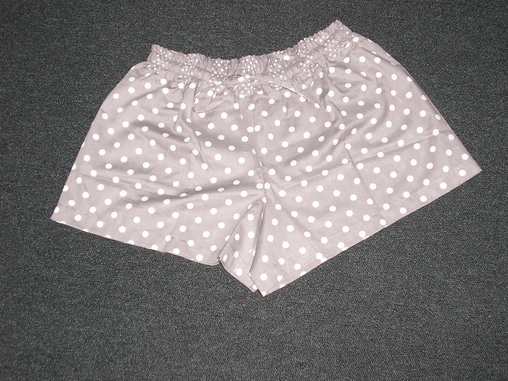 SHORT D'INTERIEUR POUR FEMME, DE TYPE BOXER,EN TISSU 100% COTON,DE FACTURE FLUIDE ET AMPLE,SANS OUVERTURE SUR LE DEVANT,DONT LA TAILLE COMPORTE UN ELASTIQUE ET UN LIEN A NOUER SUR LE DEVANT.LA BASE DU SHORT EST OURLÉE. IL POSSÈDE UN IMPRIMÉ A POIS SUR TOUTE SA SURFACE.  

TAILLE 40