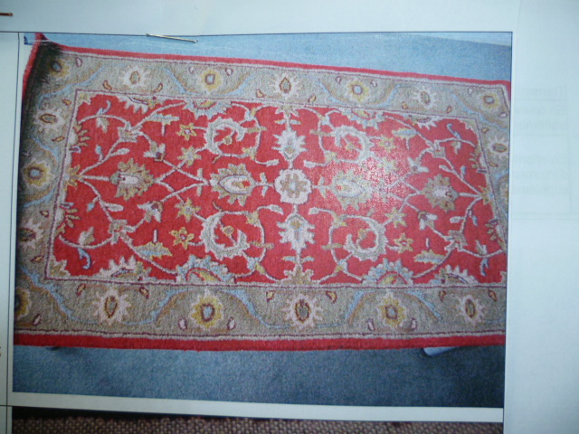 TAPIS A SURFACE TOUFFETEE, EN MATIERE TEXTILE (100% LAINE), DE FORME RECTANGULAIRE, AVEC UN MOTIF ET UNE LISIERE SUR SON POURTOUR. 

DIMENSIONS 150 X 85 CM.