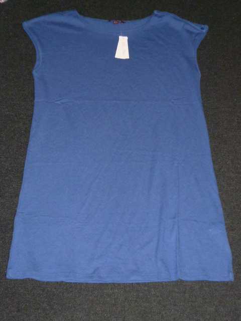 VÊTEMENT POUR FEMME DE TYPE ROBE TUNIQUE,DESCENDANT AU DESSUS DU GENOU, CONFECTIONNEE EN ETOFFE DE BONNETERIE MAJORITAIRE DE LAINE (75% LAINE,20% POLYESTER,5% CACHEMIRE), AVEC UNE ENCOLURE RONDE PEU DECOLLETEE DOTÉE D'UN BORD ROULOTTE SUR SON POURTOUR,AVEC DES EMMANCHURES EGALEMENT ROULOTTÉES SUR LEUR POURTOUR,AVEC UNE OUVERTURE SUR L'EPAULE GAUCHE FERMEE AU MOYEN D'UNE RANGEE DE 5 BOUTONS, AVEC UN OURLET A LA BASE DE LA ROBE.  

TAILLE  40 
LONGUEUR:89 CM