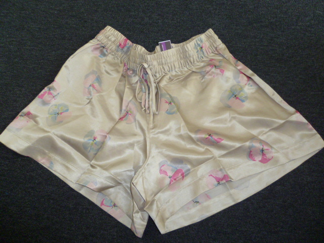 SHORT, POUR FEMMES, CONFECTIONNE EN TISSU IMPRIME DE COTON MAJORITAIREMENT (65% COTON, 35% SOIE), SANS OUVERTURE, AVEC UN ELASTIQUE ET UN RUBAN A NOUER A LA TAILLE.  LA BASE EST OURLEE.