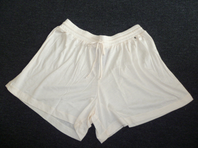 PETIT SHORT D'INTÉRIEUR POUR FEMMES, EN ÉTOFFE DE BONNETERIE DE FIBRES ARTIFICIELLES ET DE COTON (50% MODAL, 50% COTON), LÉGER, SANS OUVERTURE, AVEC UN BORD ÉLASTIQUE MUNI D'UN CORDON À LA TAILLE.