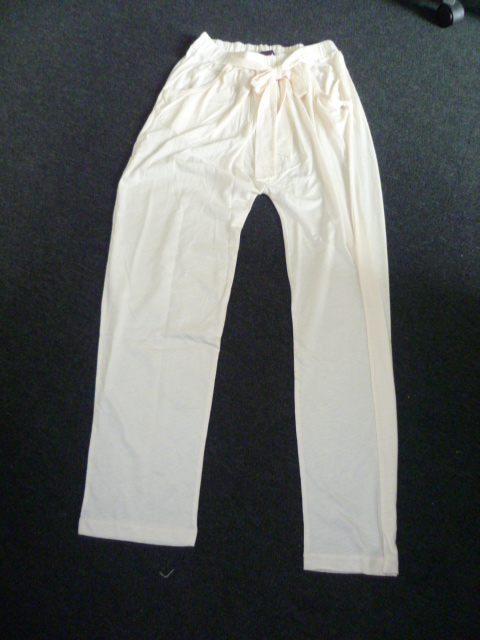 PANTALON POUR FEMME, DE TYPE SAROUEL, CONFECTIONNÉ EN BONNETERIE DE FIBRES ARTIFICIELLES ET DE COTON (50% MODAL, 50% COTON), SANS OUVERTURE, UNICOLORE, DESCENDANT JUSQU'AUX CHEVILLES EN N'ENVELOPPANT SÉPAREMMENT LES JAMBES QU'A PARTIR DE LA MI-CUISSE JUQU'AUX CHEVILLES. L'ARTICLE PRESENTE, DEUX POCHES ET A LA TAILLE, UNE BANDE ELASTIQUEE ET DEUX LIENS A NOUER SUR LE DEVANT.