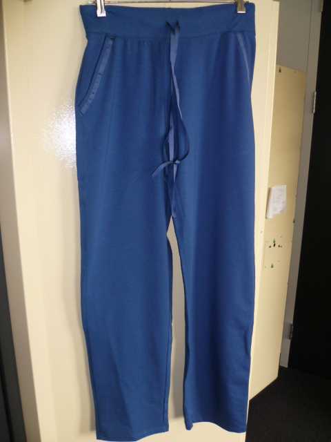 PANTALON CONFECTIONNÉ EN ÉTOFFE DE BONNETERIE MAJORITAIRE DE FIBRES NATURELLES ET ARTIFICIELLES (47% COTON, 47% MODAL, 6% ÉLASTHANNE), NON RECONNAISSABLE COMME ÉTANT POUR HOMMES OU POUR FEMMES, ENVELOPPANT SÉPARÉMENT CHAQUE JAMBE ET DESCENDANT JUSQU'AUX CHEVILLES, DE FACTURE AMPLE ET SANS OUVERTURE SUR LE DEVANT. LE PANTALON PRÉSENTE UNE TAILLE ÉLASTIQUÉE MUNIE D'UN LIEN SOUS TUNNEL A NOUER SUR LE DEVANT, DEUX POCHES PLAQUÉES AU NIVEAU DE LA TAILLE ET UN OURLET A LA BASE DES JAMBES.