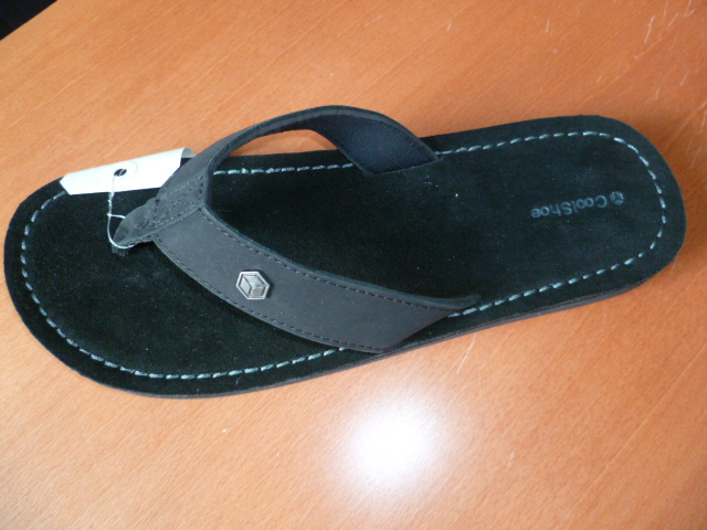 CHAUSSURE DE STYLE TONG, NON RECONNAISSABLE COMME ÉTANT POUR HOMMES OU POUR FEMMES, AVEC UN DESSUS CONSTITUÉ DE TROIS LANIÈRES EN CUIR COUSUES ENSEMBLE ET FIXÉES EN TROIS POINTS D'ANCRAGE A LA SEMELLE (UN ENTRE LE POUCE ET LES AUTRES ORTEILS ET LES DEUX AUTRES SUR LES COTÉS). LES LANIÈRES LATÉRALES EN CUIR COMPORTENT UN RENFORT EN BONNETERIE DE JERSEY REMBOURRÉE DE MOUSSE DE MATIÈRE PLASTIQUE (ÉTHYLÈNE-ACÉTATE DE VINYLE) ET LA LANIÈRE EN CUIR FIXÉE A L'ENTREDOIGT PRÉSENTE UN SIMPLE RENFORT EN NYLON.
LA CHAUSSURE COMPORTE UNE SEMELLE INTÉRIEURE SUPÉRIEURE A 24 CM ET UNE SEMELLE EXTÉRIEURE EN MATIÈRE PLASTIQUE MOULÉE DOTÉE DE STRIES ANTIDÉRAPANTES ET DE LOGOS SCULPTÉS DE LA MARQUE.