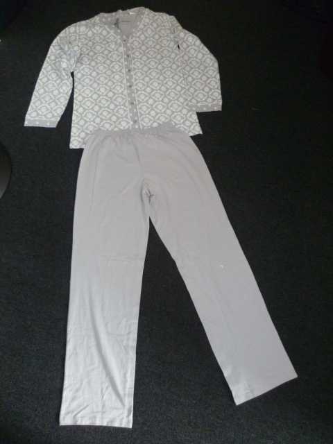 PYJAMA POUR FEMMES COMPOSÉ DE DEUX ARTICLES CONFECTIONNÉS EN ÉTOFFE DE BONNETERIE DE COTON JERSEY :
- UN VÊTEMENT AVEC DES IMPRESSIONS THERMOCOLLÉES, DESTINÉ A RECOUVRIR LA PARTIE SUPÉRIEURE DU CORPS, ET DESCENDANT JUSQU'AUX HANCHES. LE VÊTEMENT COMPORTE DES MANCHES LONGUES DONT L'EXTRÉMITÉ SE TERMINE PAR UN BORD-CÔTE, UNE ENCOLURE EN "V", UNE OUVERTURE COMPLÈTE SUR LE DEVANT SE FERMANT DROITE SUR GAUCHE AU MOYEN DE BOUTONS ET UN OURLET A LA BASE. 
- UN PANTALON SANS OUVERTURE, DESCENDANT JUSQU'AUX CHEVILLES EN ENVELOPPANT SÉPARÉMENT CHAQUE JAMBE, AVEC UNE BANDE ÉLASTIQUE A LA TAILLE, ET UN OURLET A LA BASE DES JAMBES. 

CES DEUX VÊTEMENTS SONT DESTINÉS A ÊTRE VENDUS ENSEMBLE.
