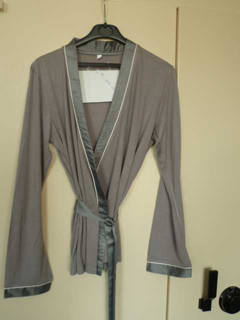 VÊTEMENT¨POUR FEMME,DE TYPE VESTE D'INTÉRIEUR,CONFECTIONNÉ EN BONNETERIE 100% VISCOSE,AVEC UNE OUVERTURE TOTALE SUR LE DEVANT SE FERMANT DANS UN PREMIER TEMPS GAUCHE SUR DROITE A L'INTÉRIEUR AU MOYEN DE DEUX LIENS A NOUER PUIS DROITE SUR GAUCHE SUR L'EXTÉRIEUR AU MOYEN D'UNE CEINTURE COUSUE DANS LE DOS,AVEC DES MANCHES LONGUES TERMINÉES PAR UNE BANDE RAPPORTÉE DE TISSU SATINÉ.LA BASE DU VÊTEMENT EST OURLÉE.
 
TAILLE 34/36

CETTE VESTE D'INTÉRIEUR EST PRÉSENTÉ EN LOT AVEC UN MAILLOT DE CORPS ET UN PANTALON QUI FONT L'OBJET D'UN CLASSEMENT SÉPARÉ:FR-E4-2010-002276-01 ET FR-E4-2010-002276-03.